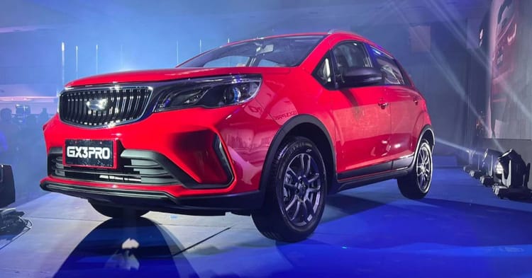 Voiture Geely GX3 Pro rouge exposée lors d'un lancement en Algérie.