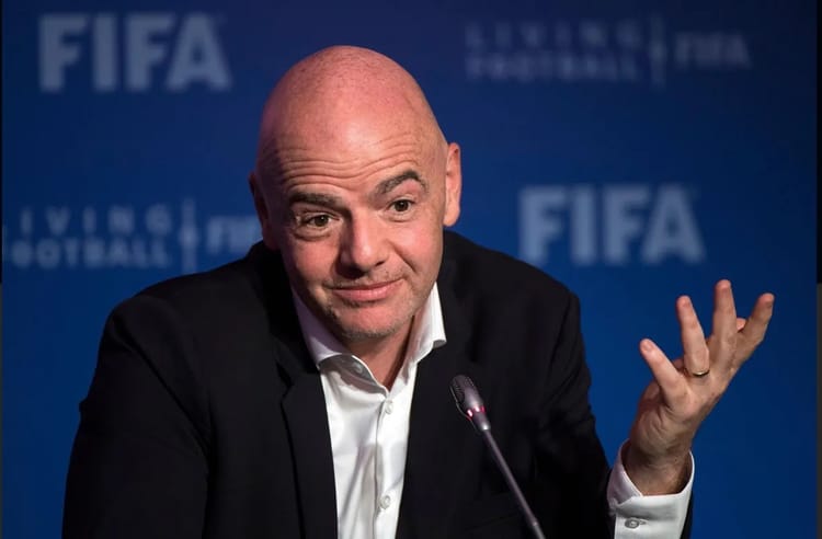 L'Algérie Truquée par l'Arbitrage : La FIFA Met-elle Fin à l'Injustice ? Arbitre FIFA lors d'une conférence, gesticulant en réponse à une question.