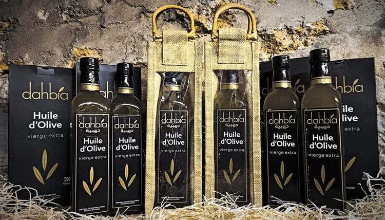 L'huile d'olive algérienne « Golden » remporte deux prix internationaux Bouteilles d'huile d'olive Dahbia Golden avec packaging élégant.