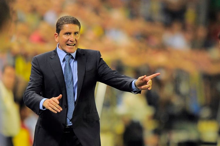 Garrido en conférence, dénonçant une injustice sportive.