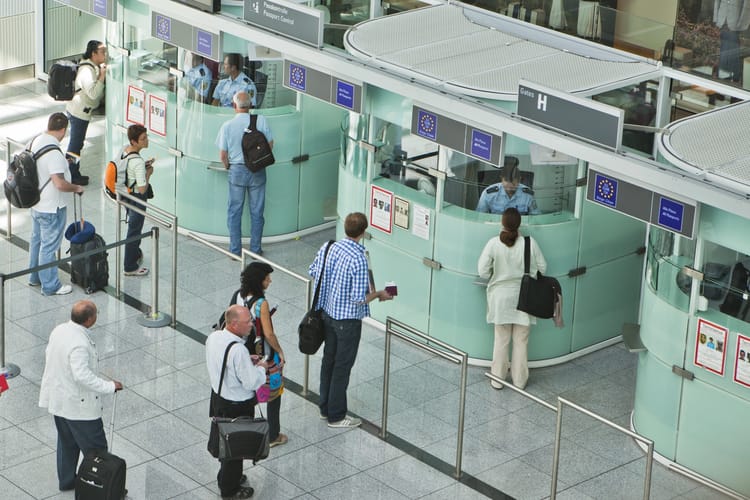 Faites gaffe! Ce pays de l'espace Schengen accélère les expulsions et décourage l'immigration. Il s'agit des... Contrôles aux frontières dans un aéroport européen avec voyageurs.