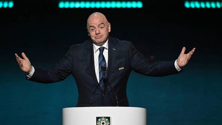 Homme en costume lors d'une conférence de presse FIFA.