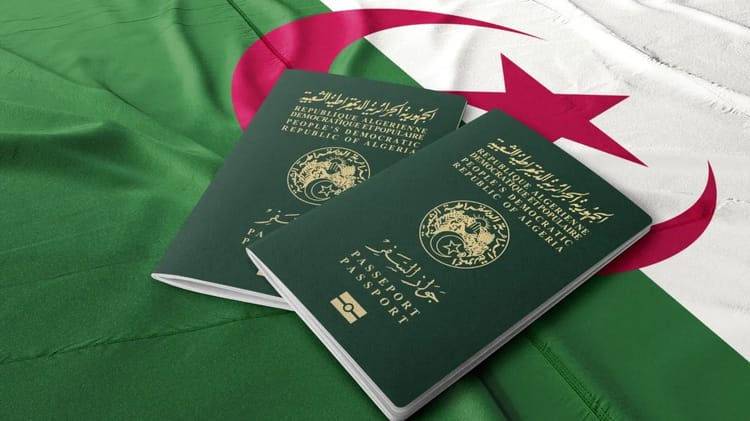 Deux passeports algériens sur un drapeau national algérien.