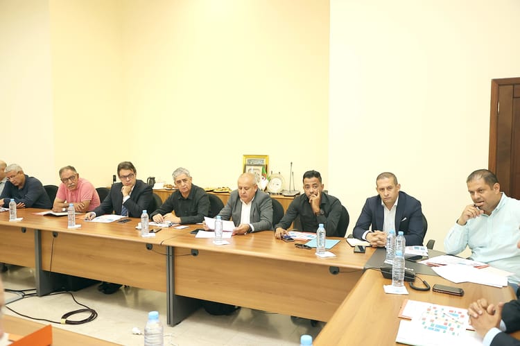 Rencontre entre Walid Sadi et les présidents de clubs dz : un changement radical du visage du foot algérien en vue Réunion de dirigeants de clubs de football algériens en discussion.