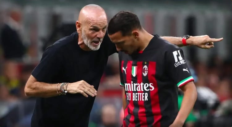 Ismaël Bennacer : Le grand retour annoncé à cette date ! Ismael Bennacer avec un entraîneur lors d'un match de football.