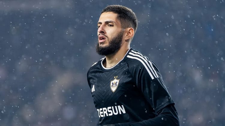 Yassine Benzia lors d'un match sous la pluie, concentré et déterminé.