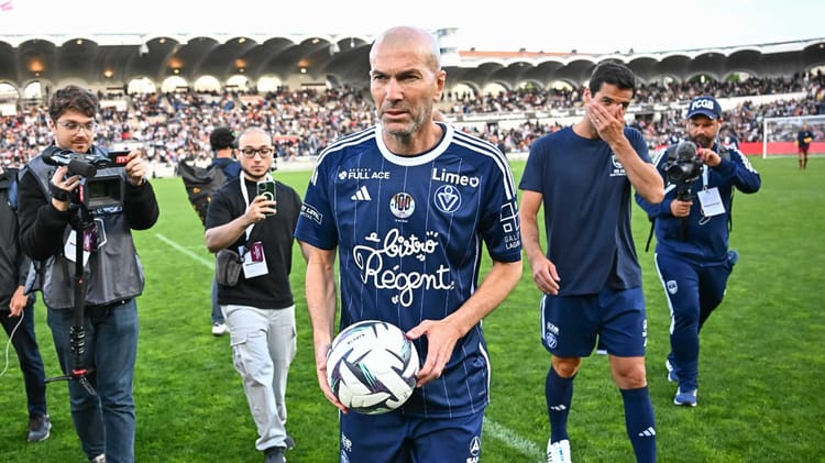 A 51 ans, Zinedine Zidane toujours au sommet de son talent (Vidéo) Zinedine Zidane avec un ballon lors d'un match de football.