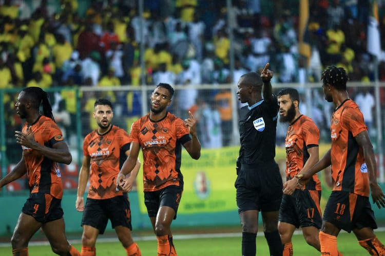 Joueurs de l'USMA et du Maroc lors de la finale de football.