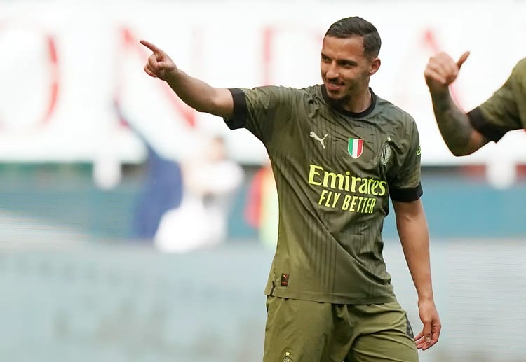 Joueur de football en maillot de l'AC Milan lors d'un match.