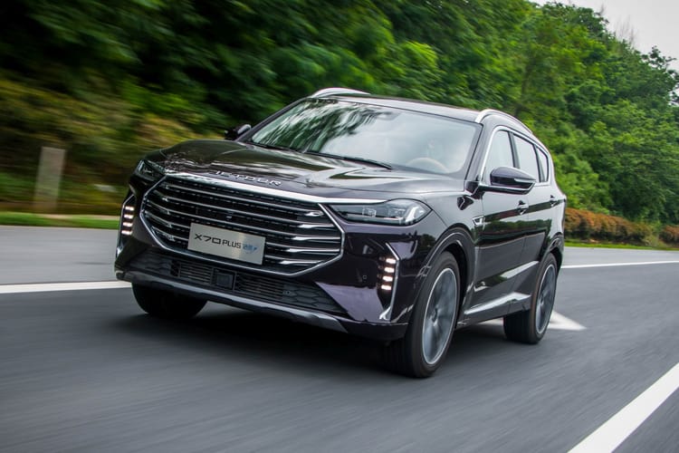 Automobile : le 1er véhicule JETOUR disponible en Algérie en fin 2025 SUV JETOUR noir roulant sur route verdoyante en Algérie.