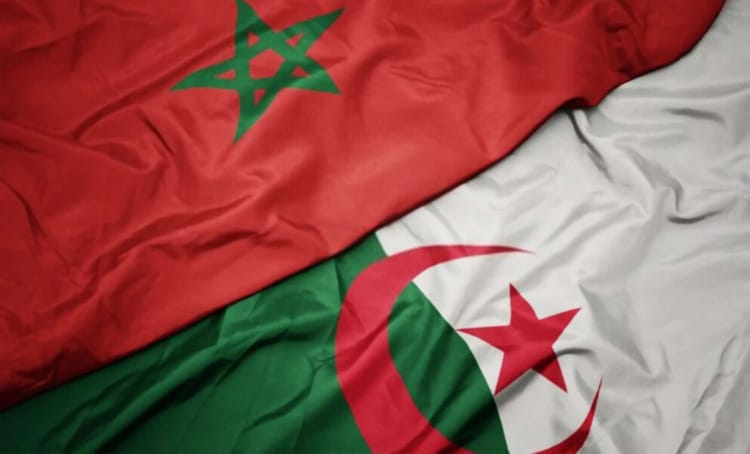 Drapeaux du Maroc et de l'Algérie côte à côte.