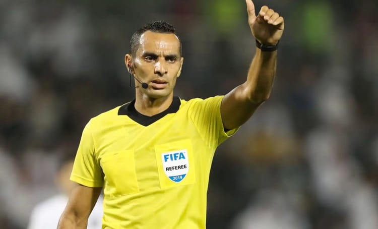Arbitre en jaune lors de la finale de la Coupe de la CAF.