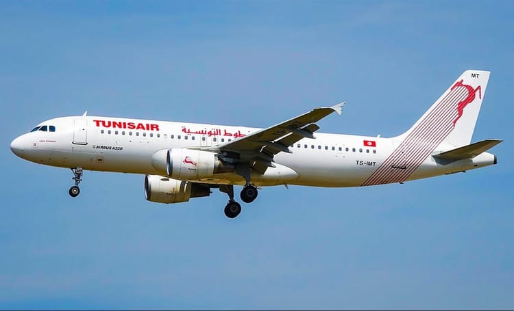 Tunisair lance une offre exclusive pourjeunes étudiants : Des tarifs réduits vers l'Algérie et d'autres destinations Avion Tunisair en vol d'urgence avec le logo visible.