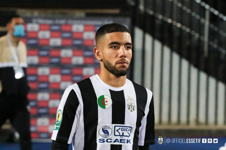 Ahmed Kendouci au cœur de lourdes accusations! Un nouveau dossier de justice qui fait saigner... Ahmed Kendouci portant le maillot de l'équipe, concentré sur le jeu.