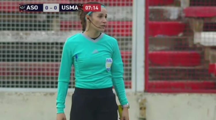 Coupe du monde féminine U20 : la FIFA honore l'Algérie avec la sélection d'Asma Feriel Ouahab Arbitre féminine en action lors d'un match de football U20.