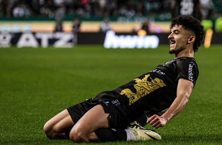 Le Mercato s'annonce bouillant pour Bachir Belloumi : un revirement inattendu chamboule les plans de départ Bachir Belloumi en célébration lors d'un match de football.