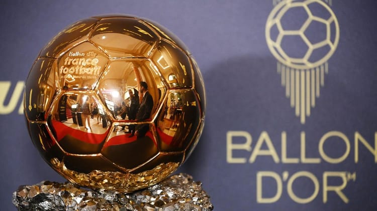 Ballon d'Or 2024 en or brillant avec reflet et décor élégant.