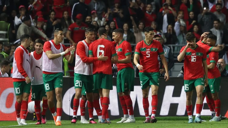 Les joueurs marocains de football sur le terrain lors d'un match.