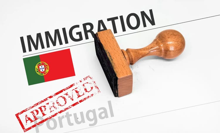 Tampon d'approbation sur un document d'immigration portugais.