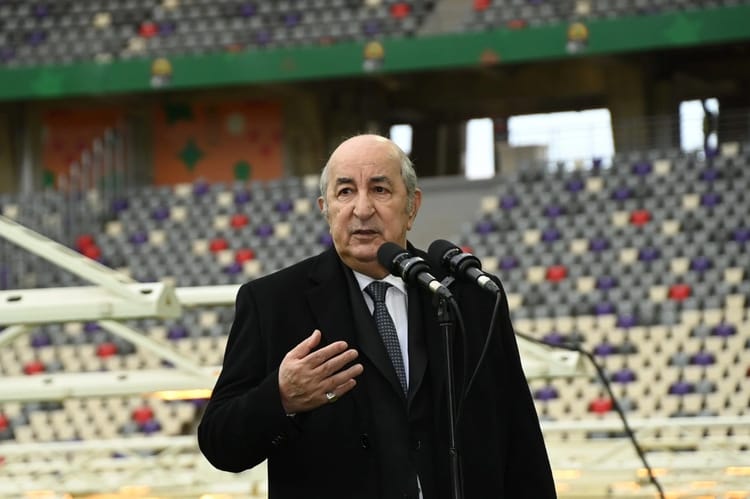 Abdelmadjid Tebboune parle lors d'un événement sportif en plein air.