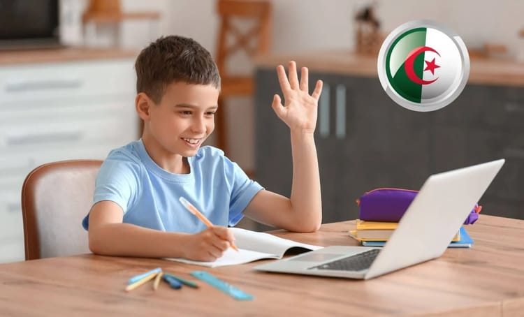Jeune garçon en ligne d'école virtuelle avec drapeau algérien.