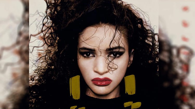 Farida Khelfa, mannequin algérienne, lors du Prix Vaudeville 2024, portant une tenue élégante et des.