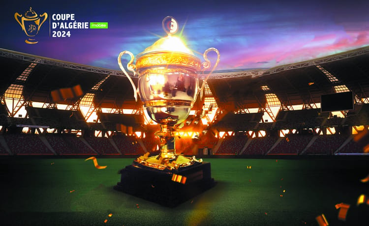 Trophée de la Coupe d’Algérie 2024 dans un stade en soirée.