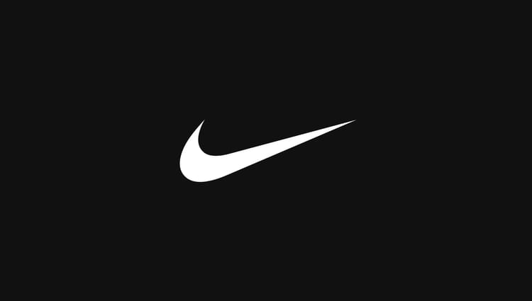 Logo Nike blanc sur fond noir, symbole de sport et de performance.