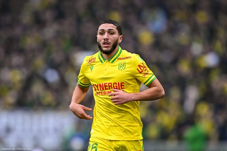 C'est impressionnant! Jaouen Hadjam, une maturité qui séduit et enchante Footballeur en maillot jaune lors d'un match de football.