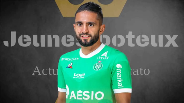 Footballeur en maillot vert lors d'une rencontre sportive.