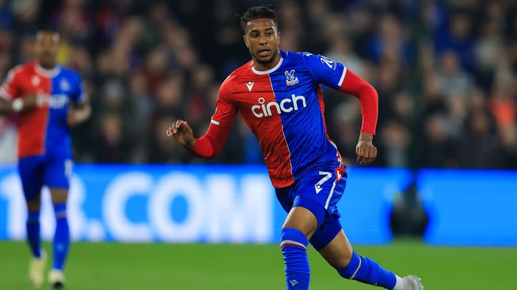 Michael Olise joue pour Crystal Palace lors d'un match de football.