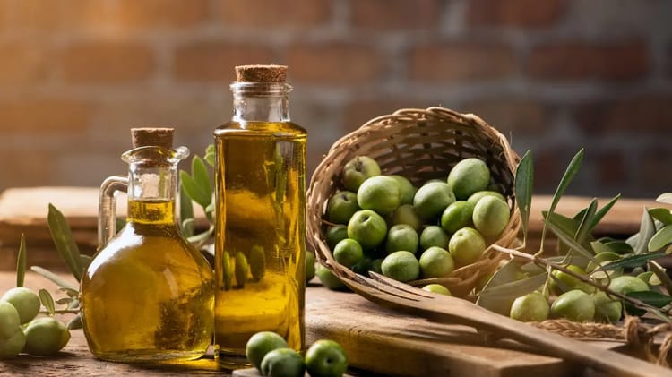 Huile d'olive et olives vertes dans un décor rustique.