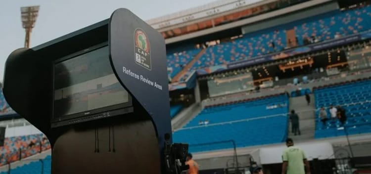 Stade de football avec écran géant pour tournoi de quartier en Algérie.