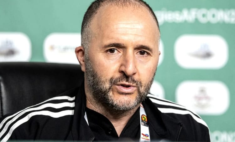 Djamel Belmadi, entraîneur de football algérien, lors d'une conférence.