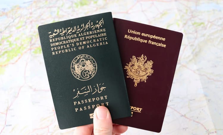 Suppression de la double nationalité en France : les dés sont finalement jetés Passeports algérien et français tenus en main.