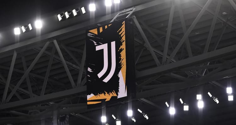 Logo de la Juventus suspendu dans un stade moderne.