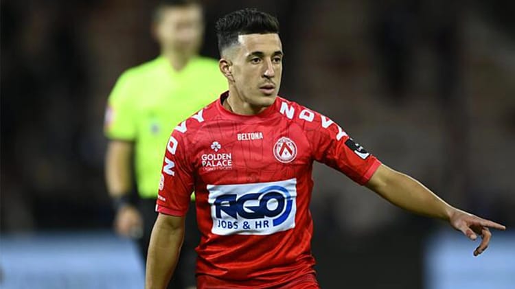 Une malchance? Abdelkahar Kadri, toujours dos mur, malgré son talent explosif Footballeur Abdelkahar Kadri en pleine action sur le terrain.