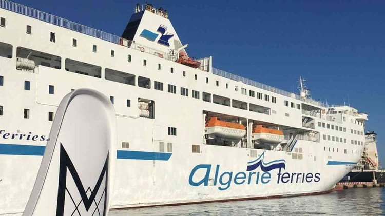 Algérie Ferries : le navire Tassili II de retour, changements de programmes de traversées Le navire Tassili II d'Algérie Ferries en port, prêt pour la traversée.