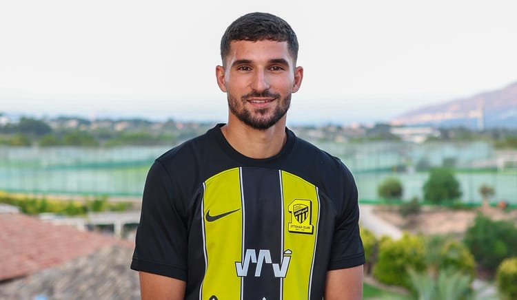 Houssem Aouar en maillot de football, prêt pour sa nouvelle aventure.