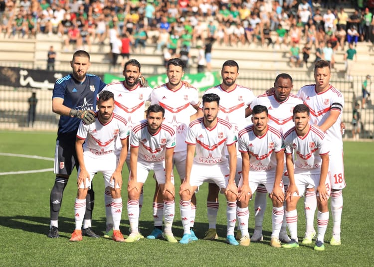 Groupe de joueurs du CRB lors d'un match de football en Algérie.