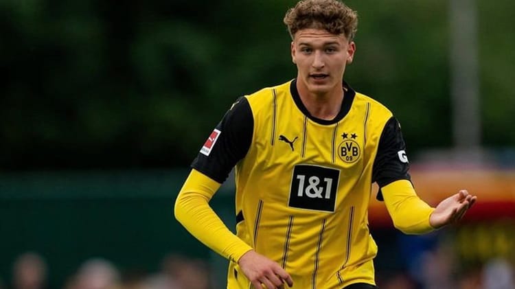 Jeune athlète en maillot jaune lors d'un match de football.
