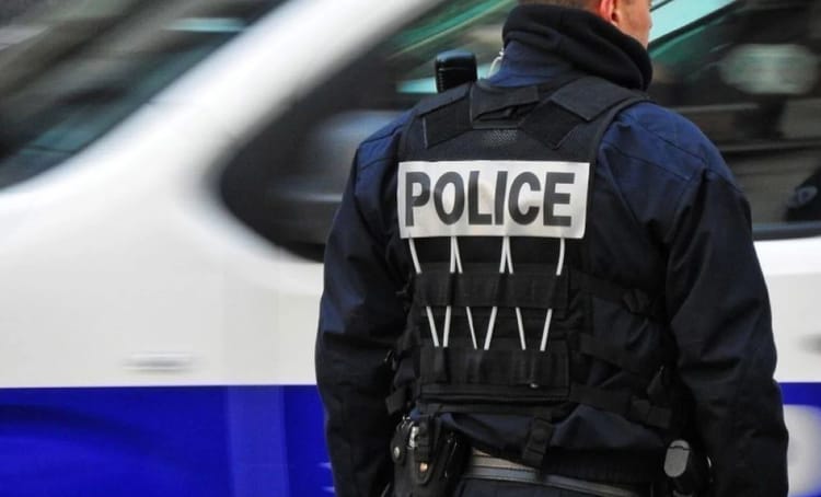 C'est une onde de choc! Ce policier français tire à bout portant sur un sans papier algérien. Les 5 balles ne lui ont laissé aucune chance Policier en uniforme avec veste 'POLICE' à l'arrière.