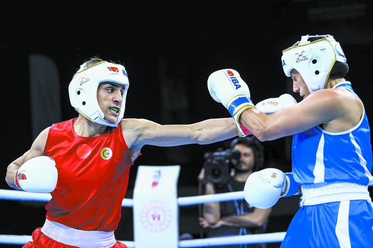 Deux boxeuses algériennes en combat lors des Jeux de Paris 2024.
