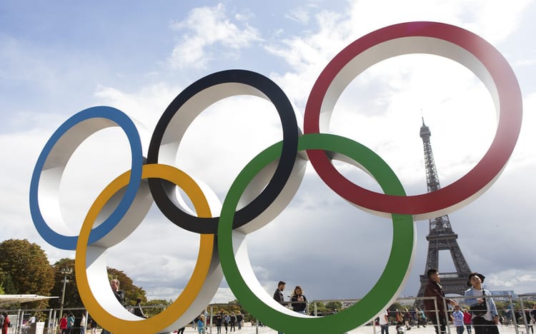 Jeux Olympiques de Paris : une délégation dz à Paris pour finaliser les préparatifs Les anneaux olympiques avec la Tour Eiffel en arrière-plan.