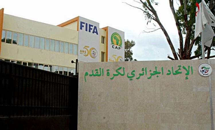 Recrutement de joueurs étrangers : Découvrez les nouveaux critères instaurés par la FAF Bâtiment de la CAF en Algérie avec logos FIFA et CAF.