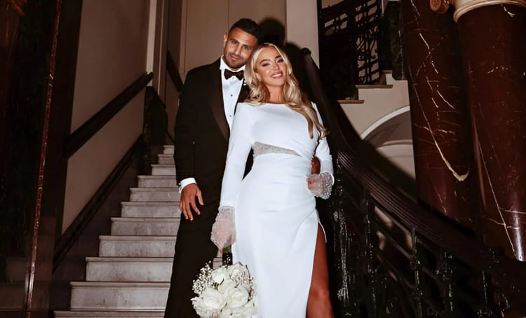 Sensationnel! Riyad Mahrez conclut son mariage avec Taylor Ward, dans une ambiance de folie Riyad Mahrez et Taylor Ward lors de leur mariage élégant.