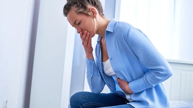 Intoxications alimentaires au Maroc : un fléau national mortel, en pleine expansion Femme souffrant de douleurs abdominales, symptôme d'intoxication alimentaire.