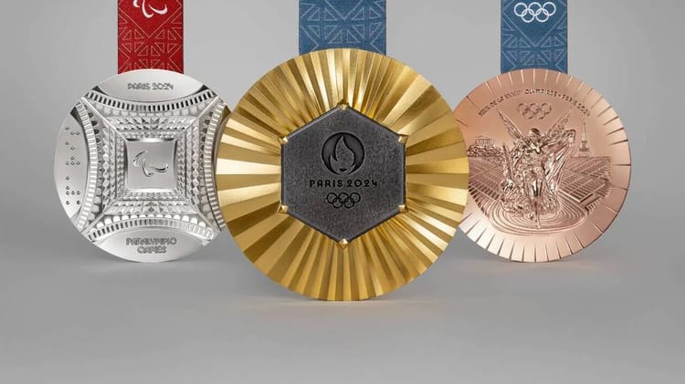 JO de Paris 2024 : Augmentation de la valeur des médailles olympiques Trois médailles olympiques de Paris 2024 avec rubans colorés.