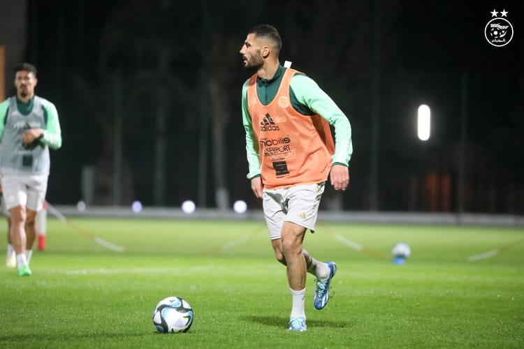 Un mercato de feu! La JS Kabylie frappe un gros coup sur la table et s'offre un joueur de l'EN Joueur de la JS Kabylie lors d'une séance d'entraînement nocturne.