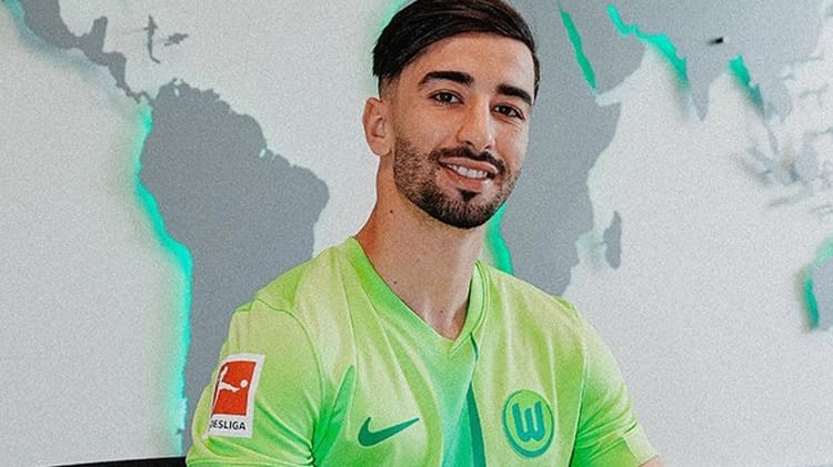 Mohamed Amoura portant le maillot de Wolfsburg lors d'un match.